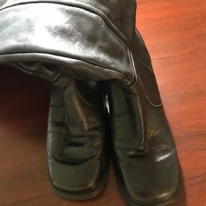 Earth Shoe Tabitha Black Leather Boots